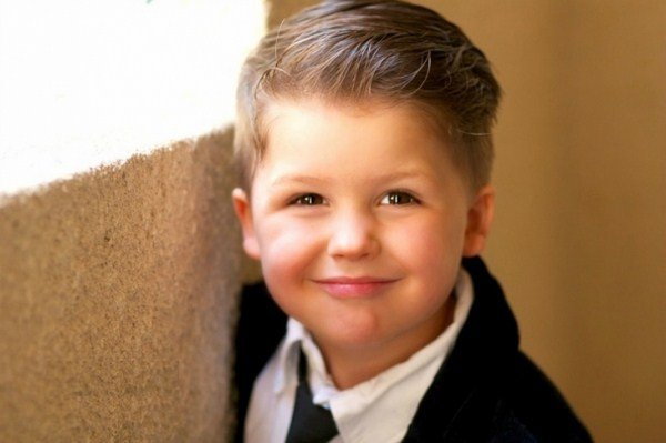 Модные стрижки для мальчиков 2026: фото