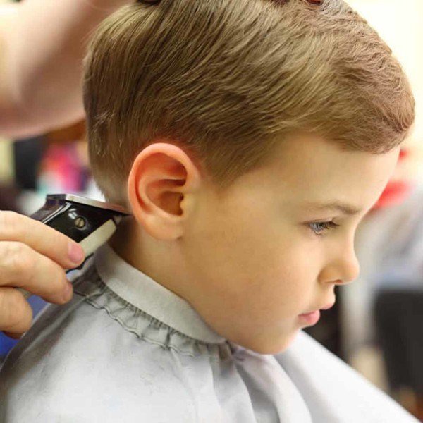 Модные стрижки для мальчиков 2026: фото