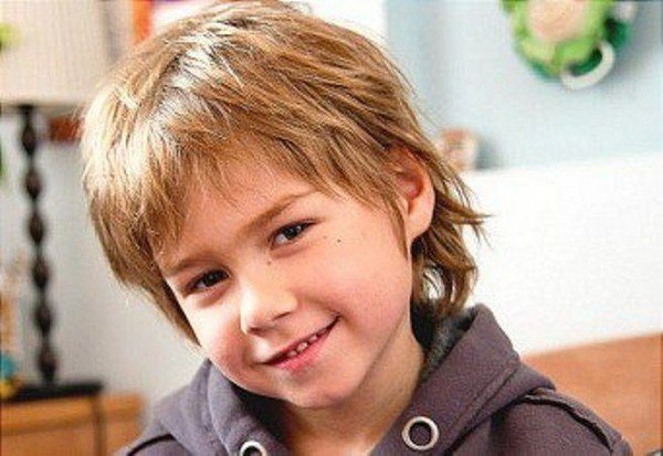 Модные стрижки для мальчиков 2026: фото