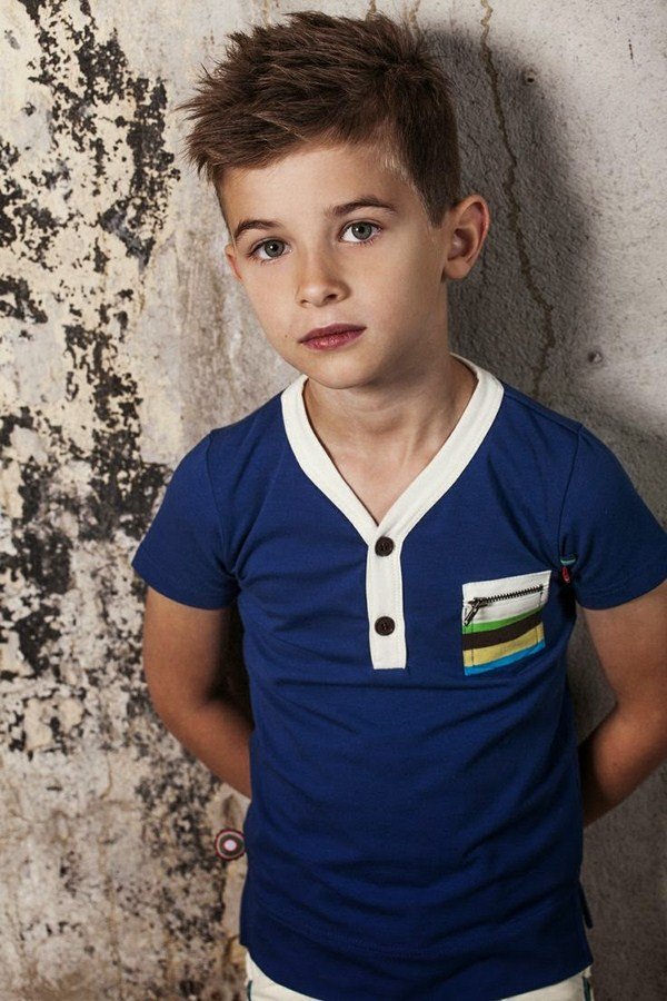 Модные стрижки для мальчиков 2026: фото