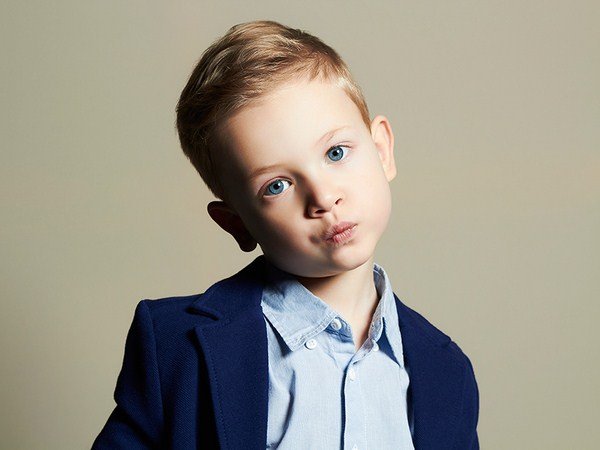 Модные стрижки для мальчиков 2026: фото