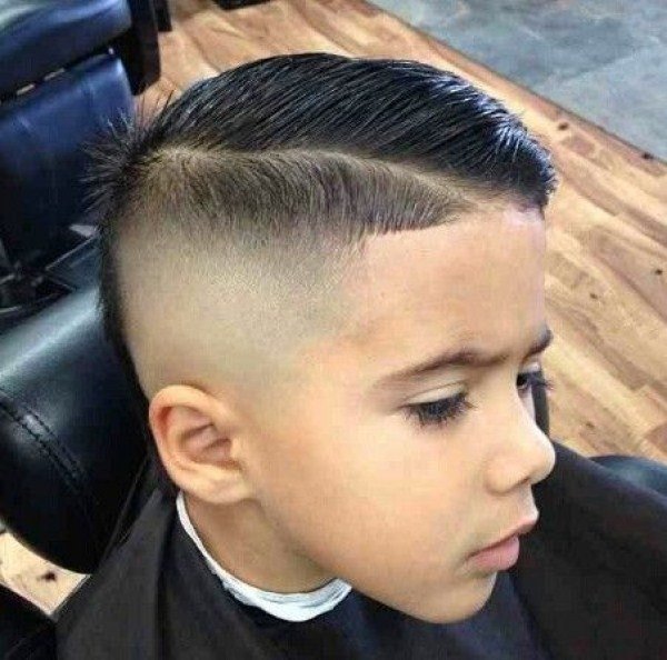 Модные стрижки для мальчиков 2026: фото
