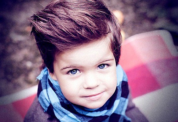 Модные стрижки для мальчиков 2026: фото