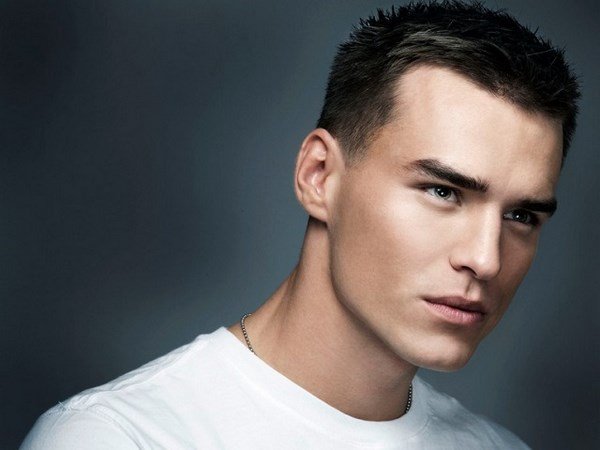 Стильные мужские стрижки 2026 — модные мужские прически: фото