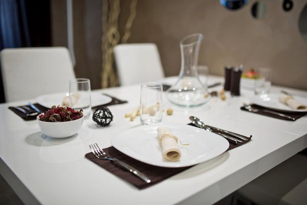 Сервировка праздничного стола 2026: как красиво сервировать стол