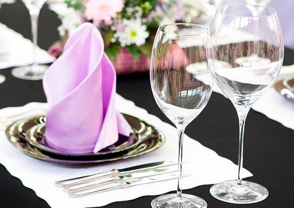 Сервировка праздничного стола 2026: как красиво сервировать стол