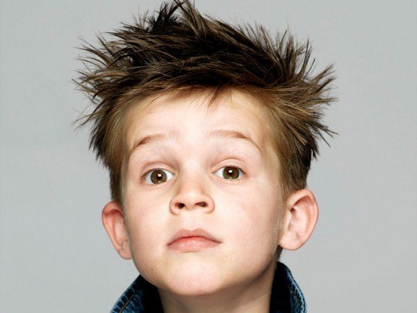 Модные стрижки для мальчиков 2026: фото