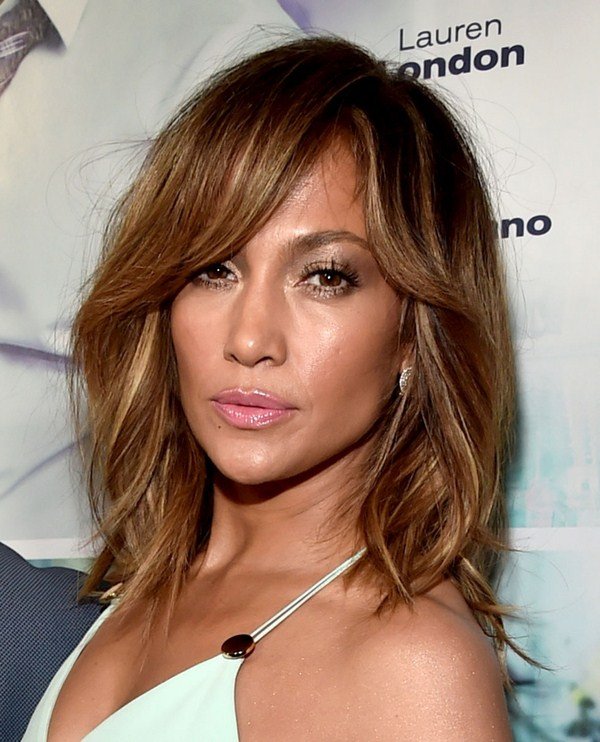 Модные стрижки на средние волосы 2026: фото, идеи