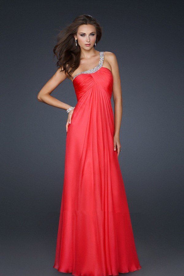 Самые красивые красные платья 2026: фото, новинки