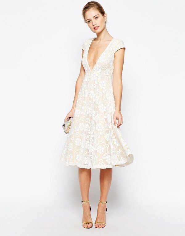 Красивые белые платья 2026 — топовые новинки на фото