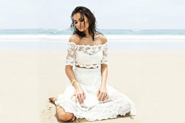 Красивые белые платья 2026 — топовые новинки на фото