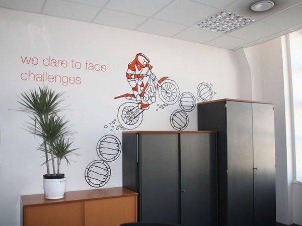 Как красиво украсить стену в комнате: фото, идеи 2026