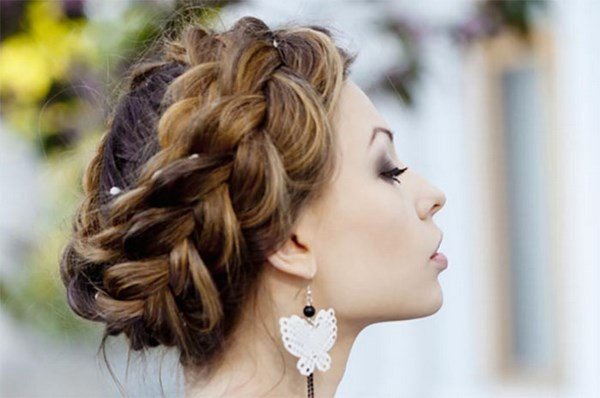 Прически с плетением 2026: фото, идеи