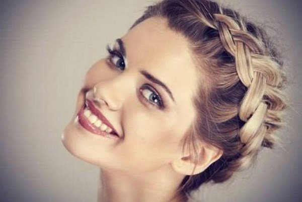 Прически с плетением 2026: фото, идеи