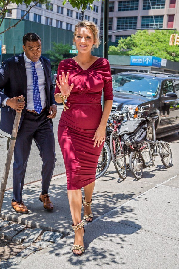 Смена имиджа Блейк Лайвли: лучшие образы, стиль одежды — фото