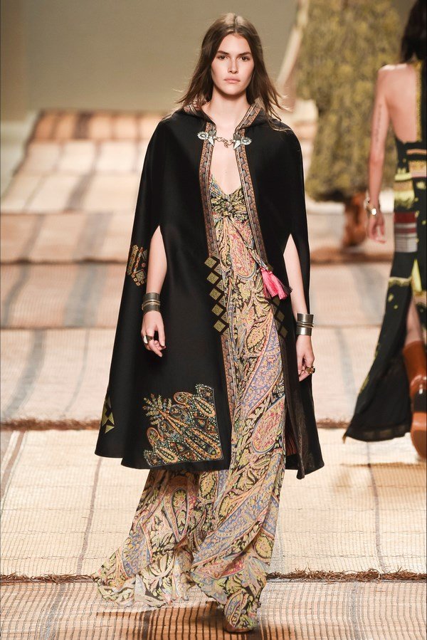 Модные кейп пальто 2026 — стильные образы, фото