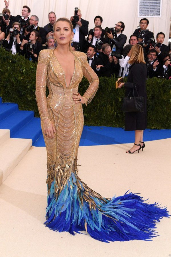 Смена имиджа Блейк Лайвли: лучшие образы, стиль одежды — фото