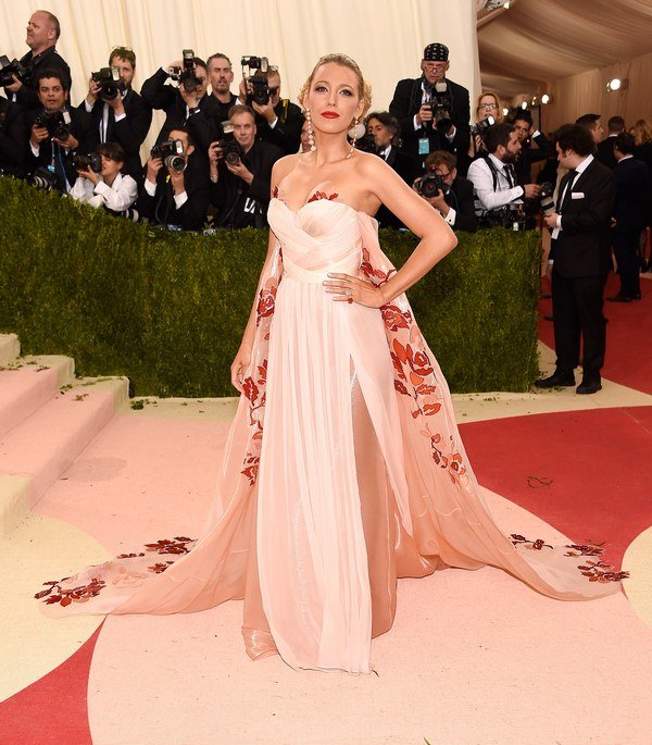 Смена имиджа Блейк Лайвли: лучшие образы, стиль одежды — фото