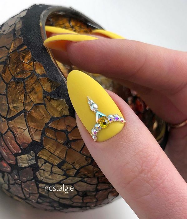 Оригинальный желтый маникюр 2026 в разных стилях: новинки, идеи, тренды