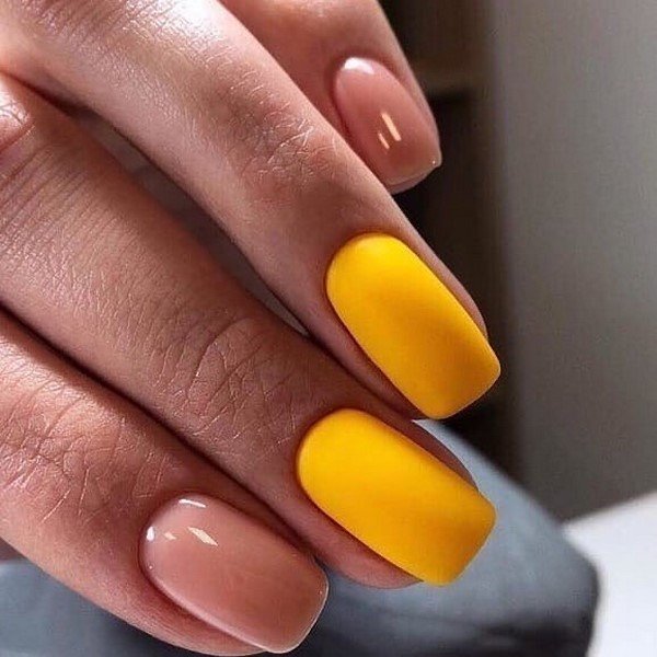 Оригинальный желтый маникюр 2026 в разных стилях: новинки, идеи, тренды