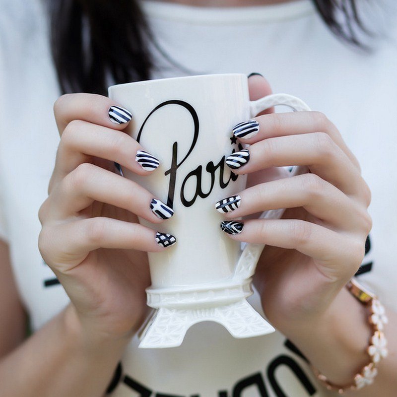 Черно-белый маникюр 2026: модные идеи на фото