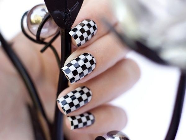 Черно-белый маникюр 2026: модные идеи на фото