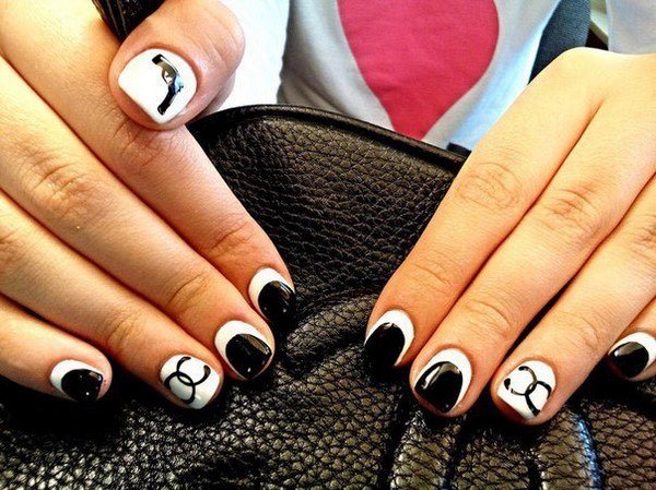 Черно-белый маникюр 2026: модные идеи на фото