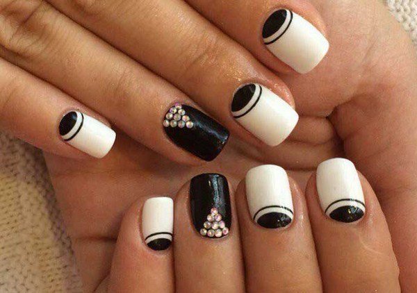 Черно-белый маникюр 2026: модные идеи на фото
