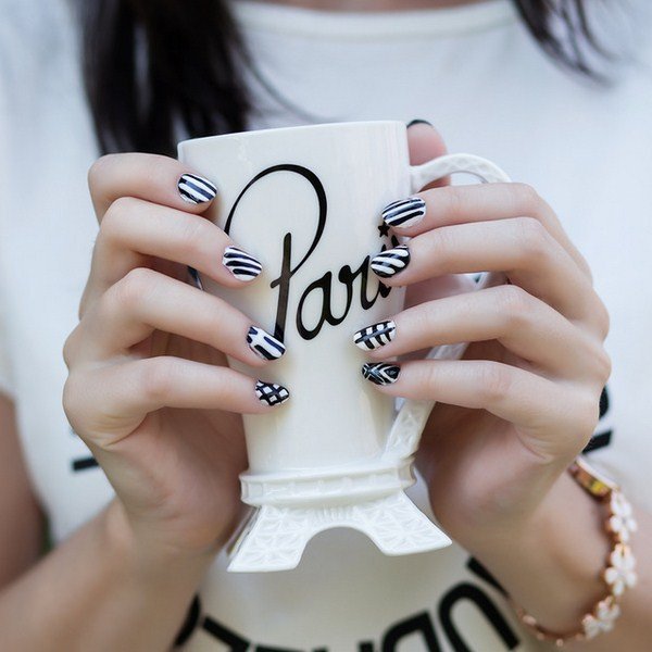 Черно-белый маникюр 2026: модные идеи на фото