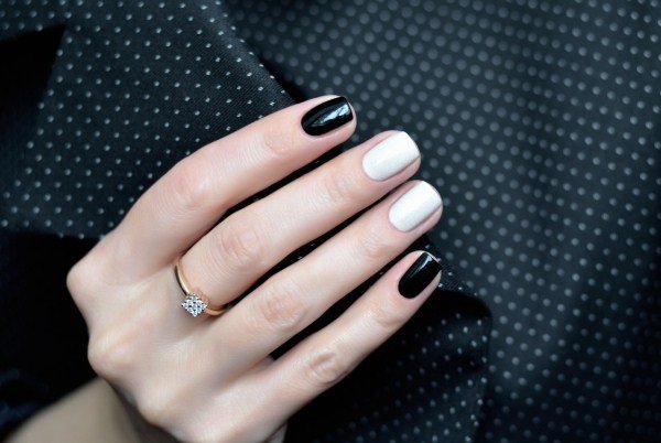 Черно-белый маникюр 2026: модные идеи на фото