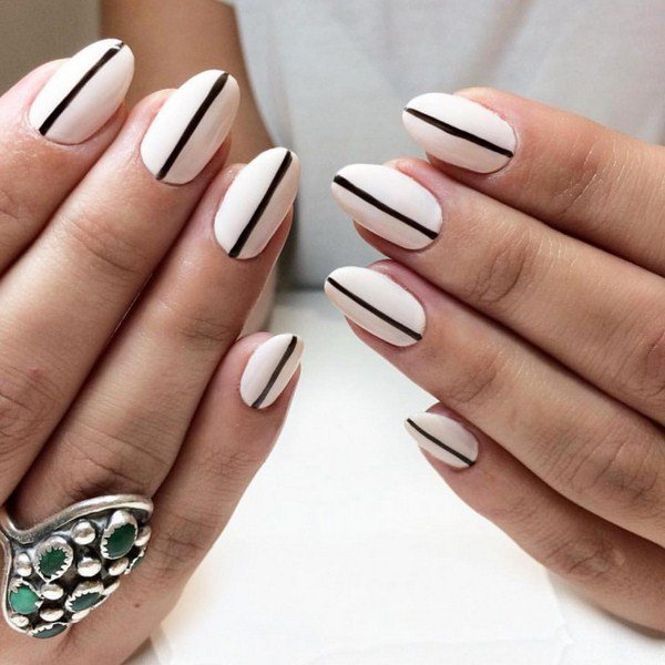 Черно-белый маникюр 2026: модные идеи на фото