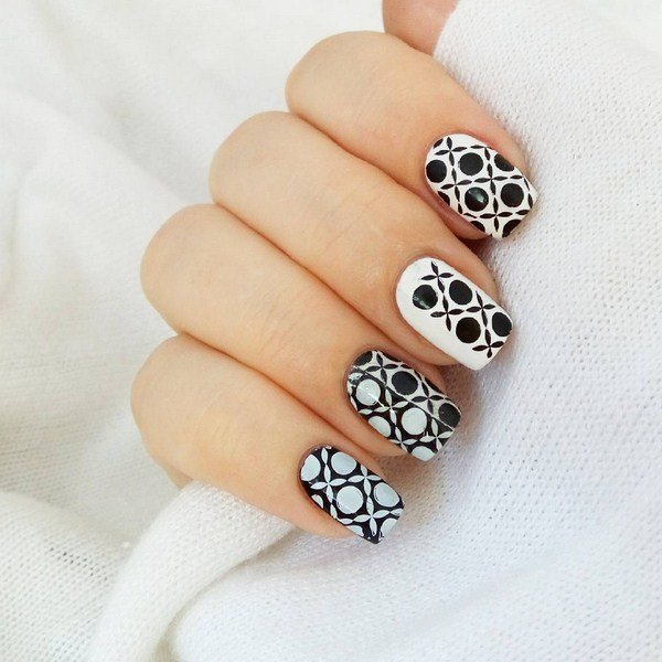Черно-белый маникюр 2026: модные идеи на фото