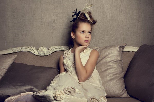 Прически для девочек 2026: идеи причесок в садик и школу