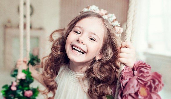 Прически для девочек 2026: идеи причесок в садик и школу