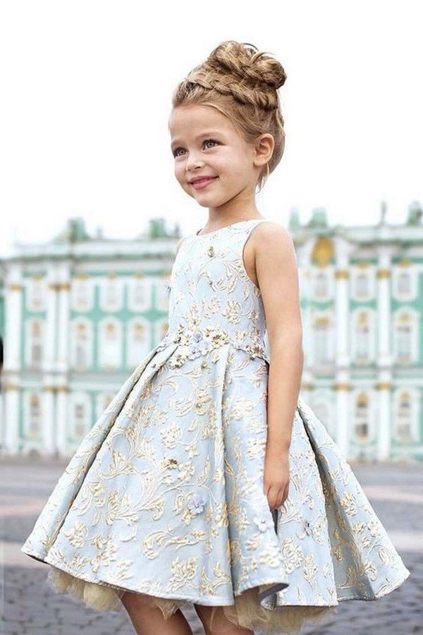 Прически для девочек 2026: идеи причесок в садик и школу