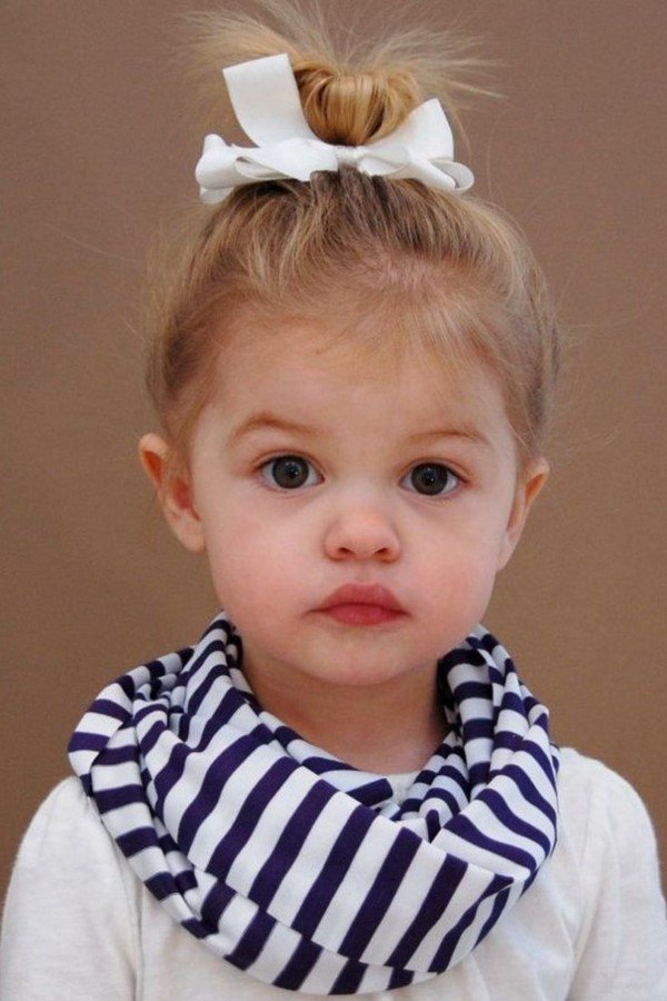 Прически для девочек 2026: идеи причесок в садик и школу