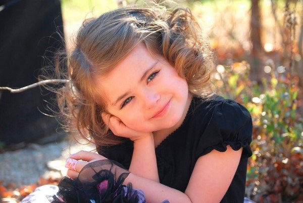 Прически для девочек 2026: идеи причесок в садик и школу