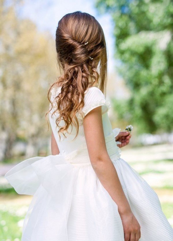 Прически для девочек 2026: идеи причесок в садик и школу