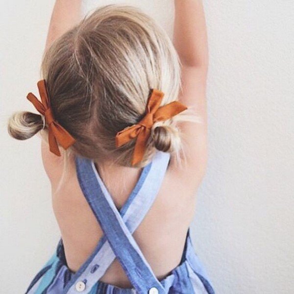 Прически для девочек 2026: идеи причесок в садик и школу