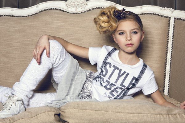 Прически для девочек 2026: идеи причесок в садик и школу