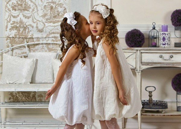 Прически для девочек 2026: идеи причесок в садик и школу