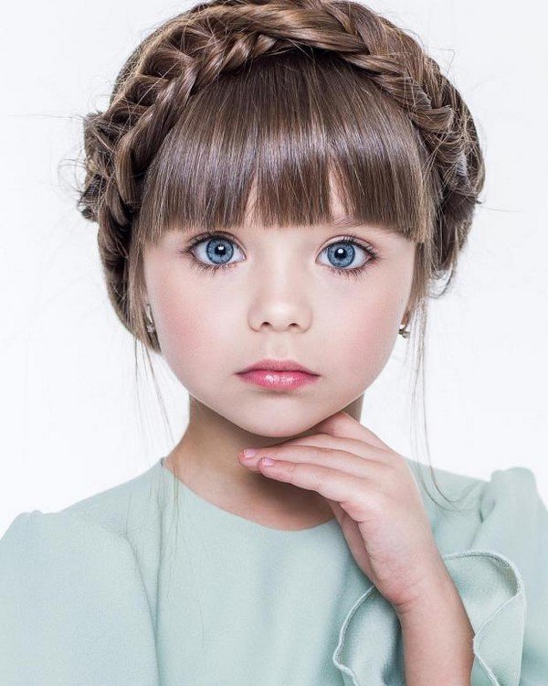 Прически для девочек 2026: идеи причесок в садик и школу