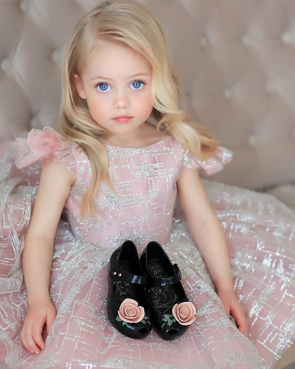 Прически для девочек 2026: идеи причесок в садик и школу