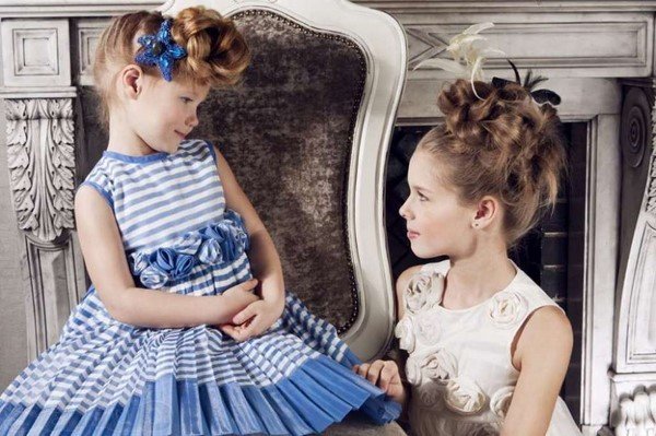 Прически для девочек 2026: идеи причесок в садик и школу