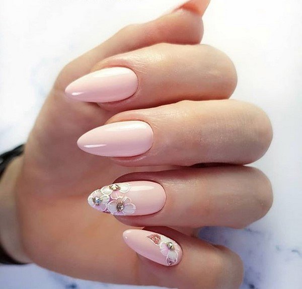 Маникюр на миндалевидные ногти 2026 — новинки