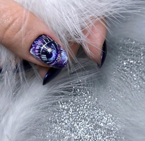 Тренд маникюра 2026 «eye see you» — ФОТО