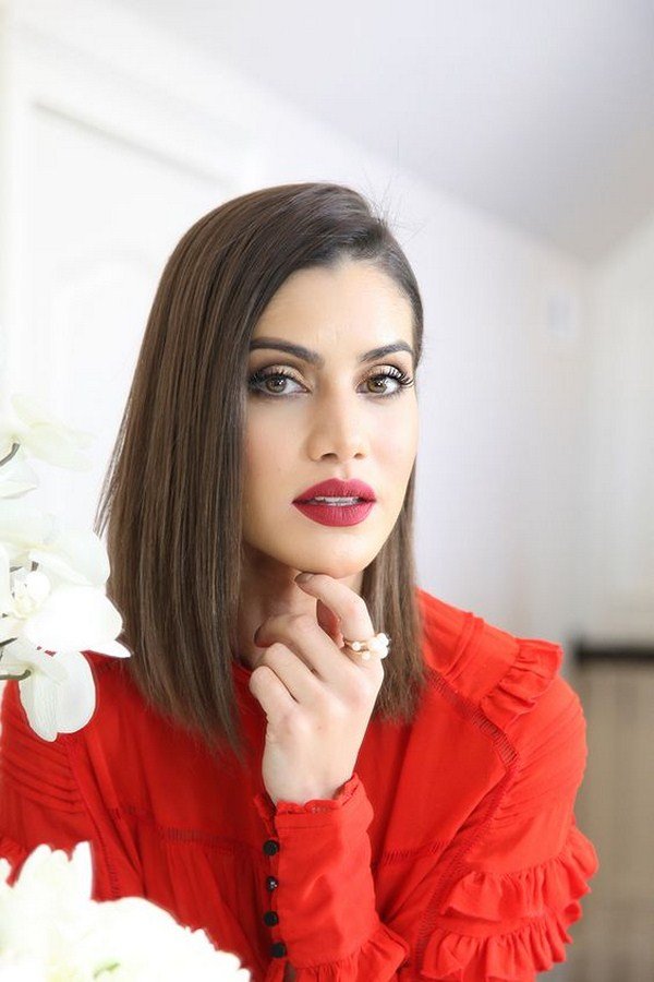 Новинки стрижек на средние волосы 2026: фото-примеры