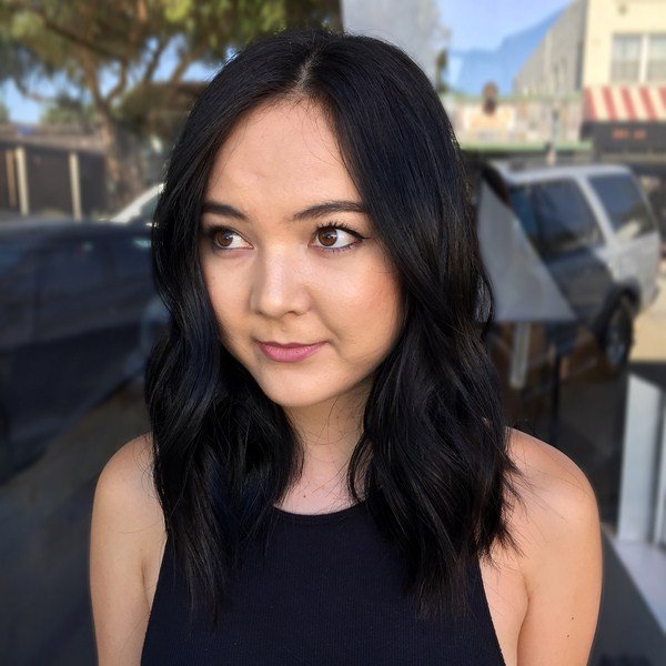 Новинки стрижек на средние волосы 2026: фото-примеры