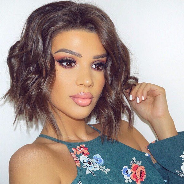 Новинки стрижек на средние волосы 2026: фото-примеры