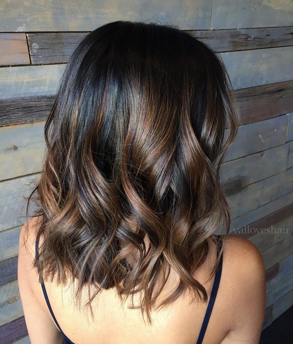 Новинки стрижек на средние волосы 2026: фото-примеры